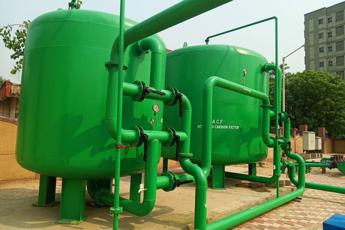 Multigrade and activated carbon filtration vessels in a plant room