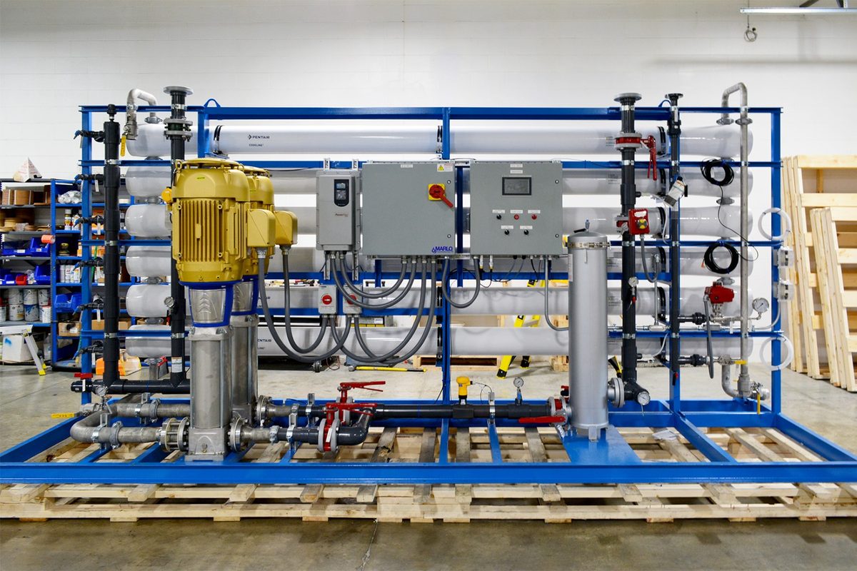 High-capacity reverse osmosis skid with its pre-treatment train