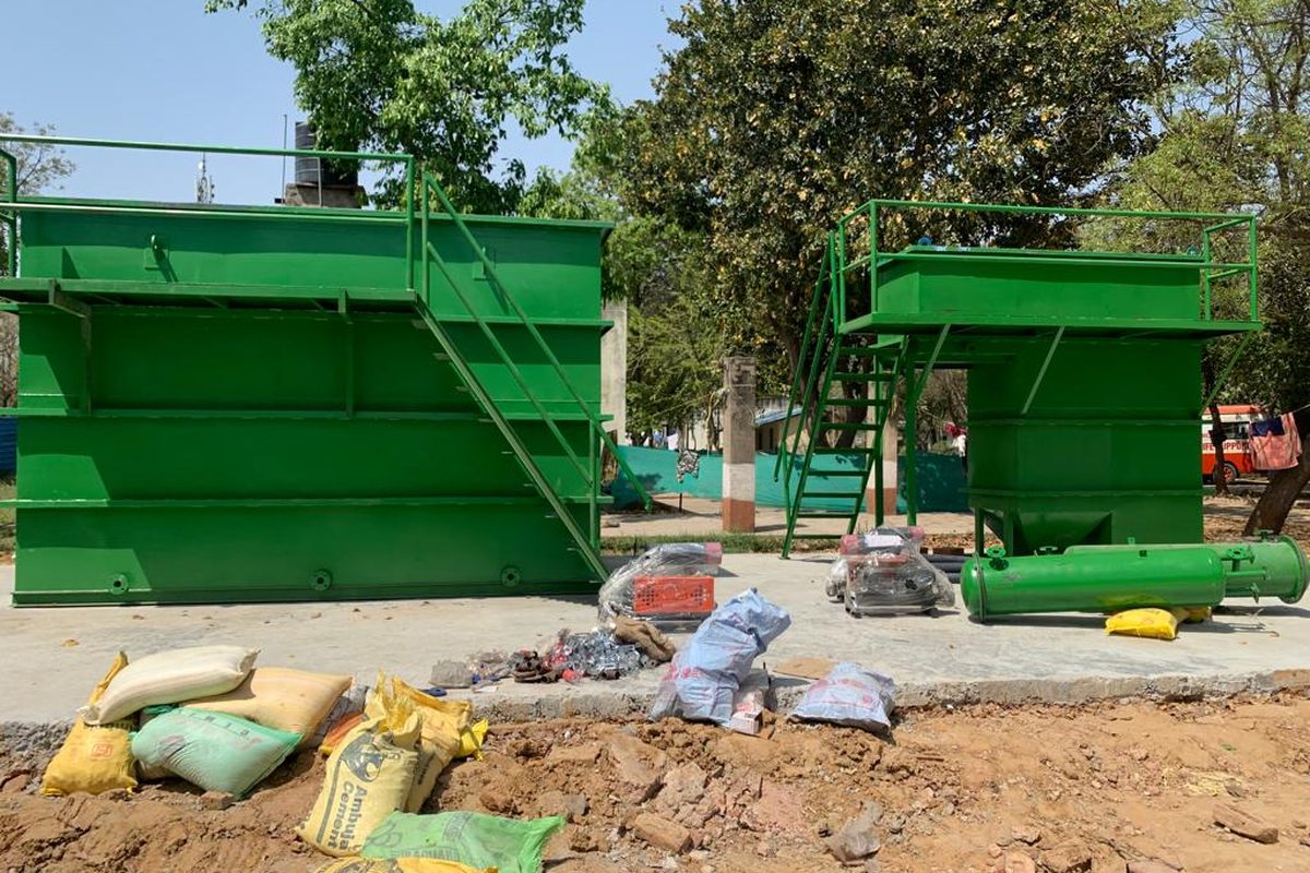 Sewage treatment plant with filtration vessels on a campus site