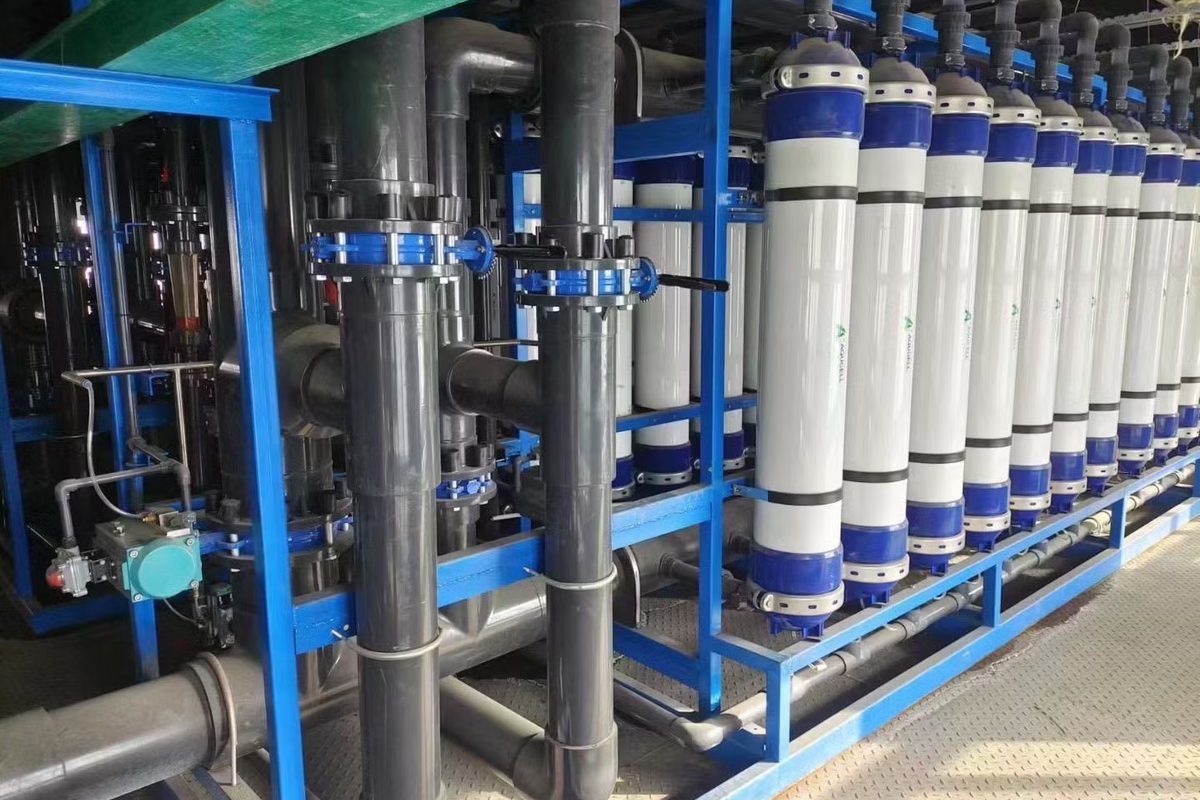 Ultrafiltration membrane skid with hollow-fibre modules in service